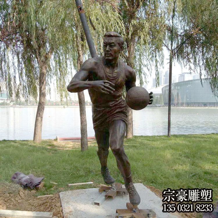 純銅鑄造籃球運(yùn)動員雕塑